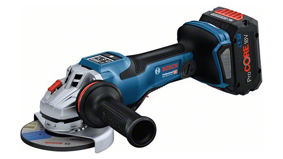 一款藍色博世專業角磨機，帶電池和磨盤。