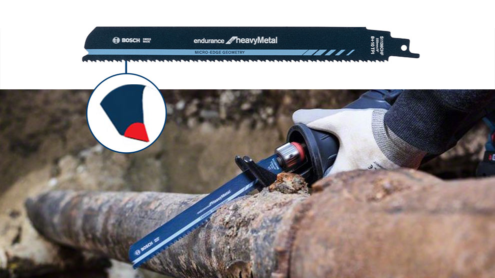 博世專業鋸片正在切割地下的管道。