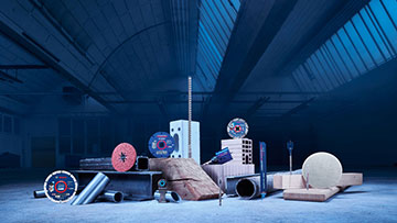 博世專業工具和材料在灰色地面上。