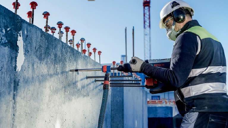 一名工人在工地上使用博世工具處理混凝土牆。