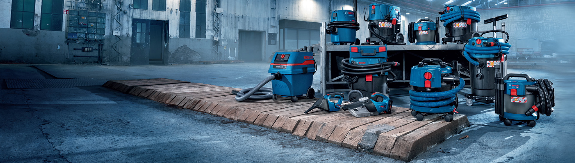 不同的博世專業工具放在一個木托盤上。