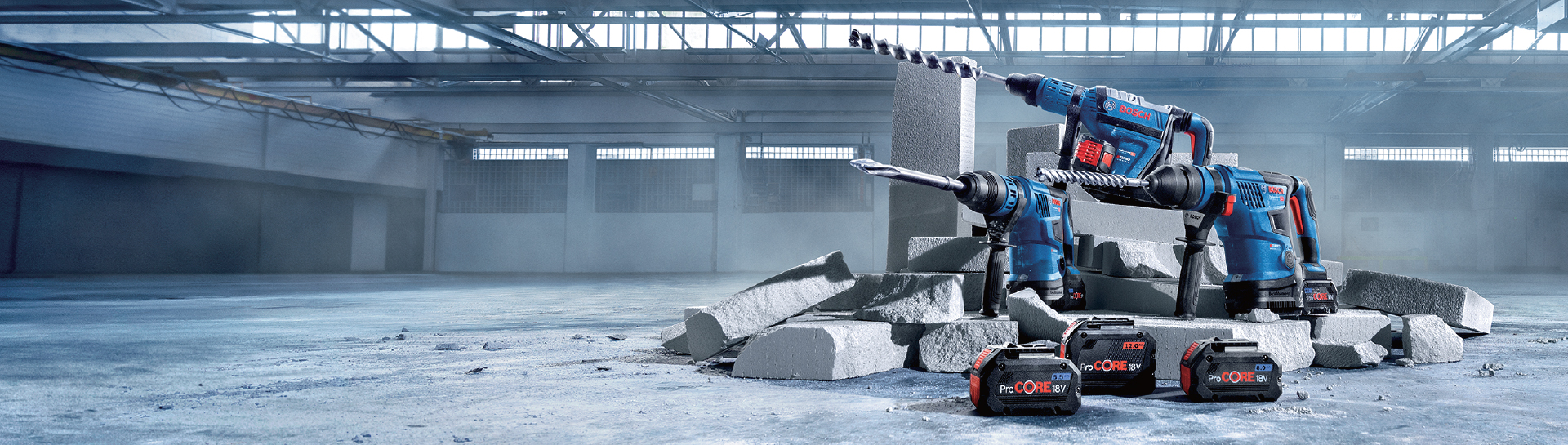 兩個藍色的博世專業工具放在灰色混凝土部件旁邊。