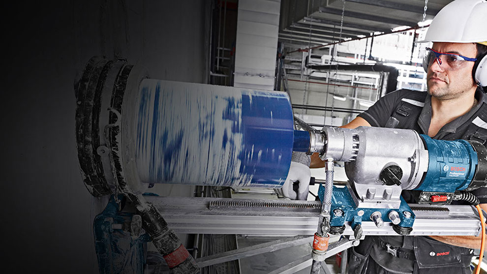 一名工匠正在牆上使用博世專業電鑽。