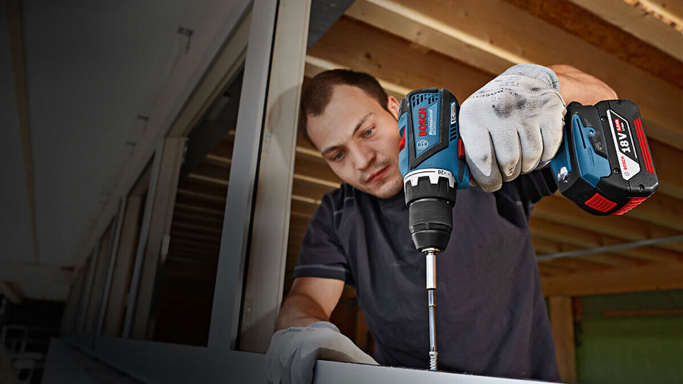 一名男子使用博世專業電鑽安裝金屬型材。