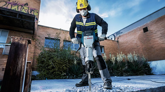 一名工人在戶外使用博世錘處理混凝土。