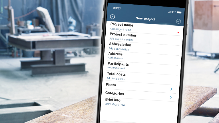 智能手機在工作坊中顯示項目信息。