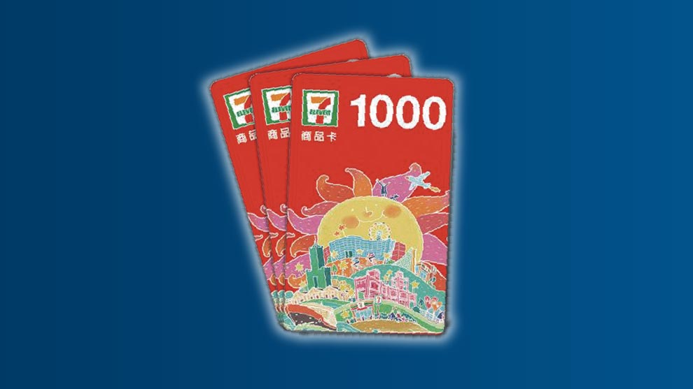 三張紅色7-Eleven禮品卡，帶有彩色插圖，面值1000，背景為藍色。