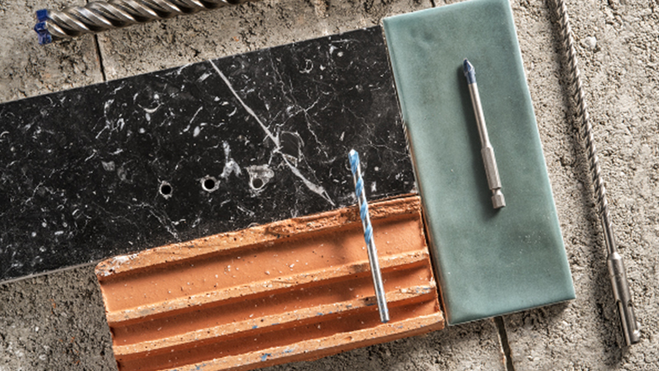 博世專業工具在不同材料上，包括瓷磚和磚塊。