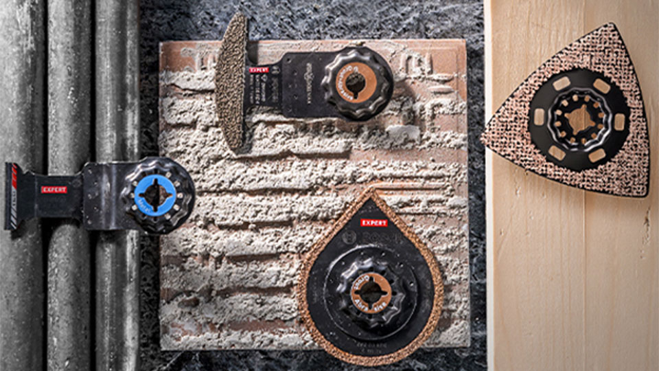 三款博世專家工具放在粗糙的表面上，旁邊有管道。