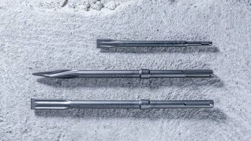 三個灰色的博世專業工具附件放在混凝土地面上。