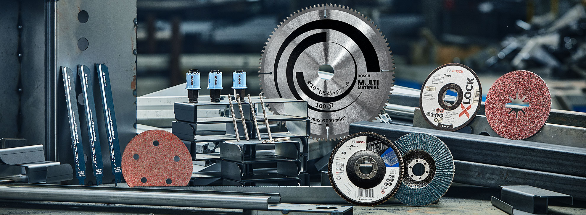 不同的博世專業工具和金屬切割片。