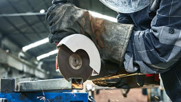 一個人正在使用博世專業切割片切割金屬。