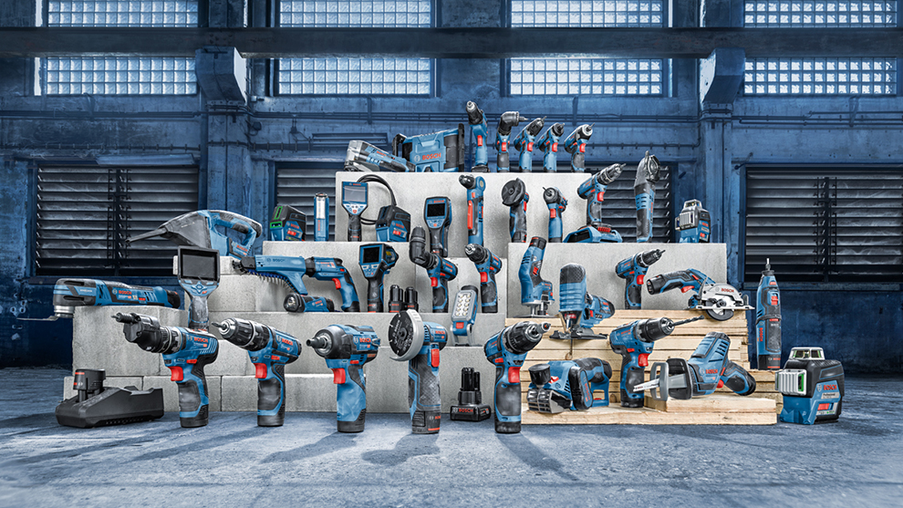 不同的博世專業工具放在木托盤和混凝土上。