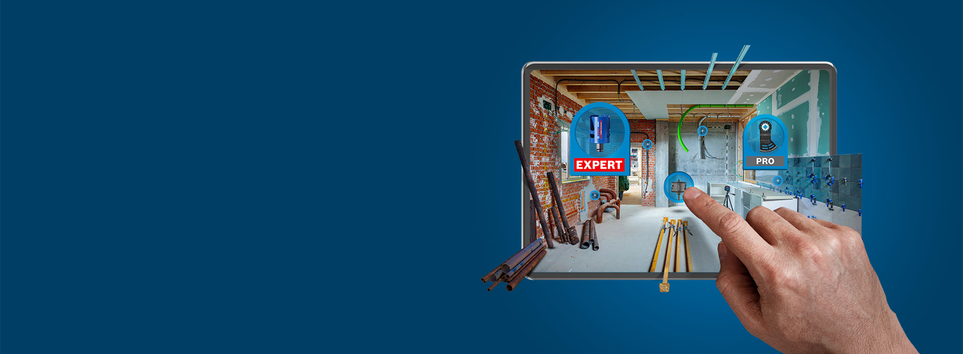 一隻手觸摸著一個裝有工具的平板電腦，在一個建築工地的房間裡。