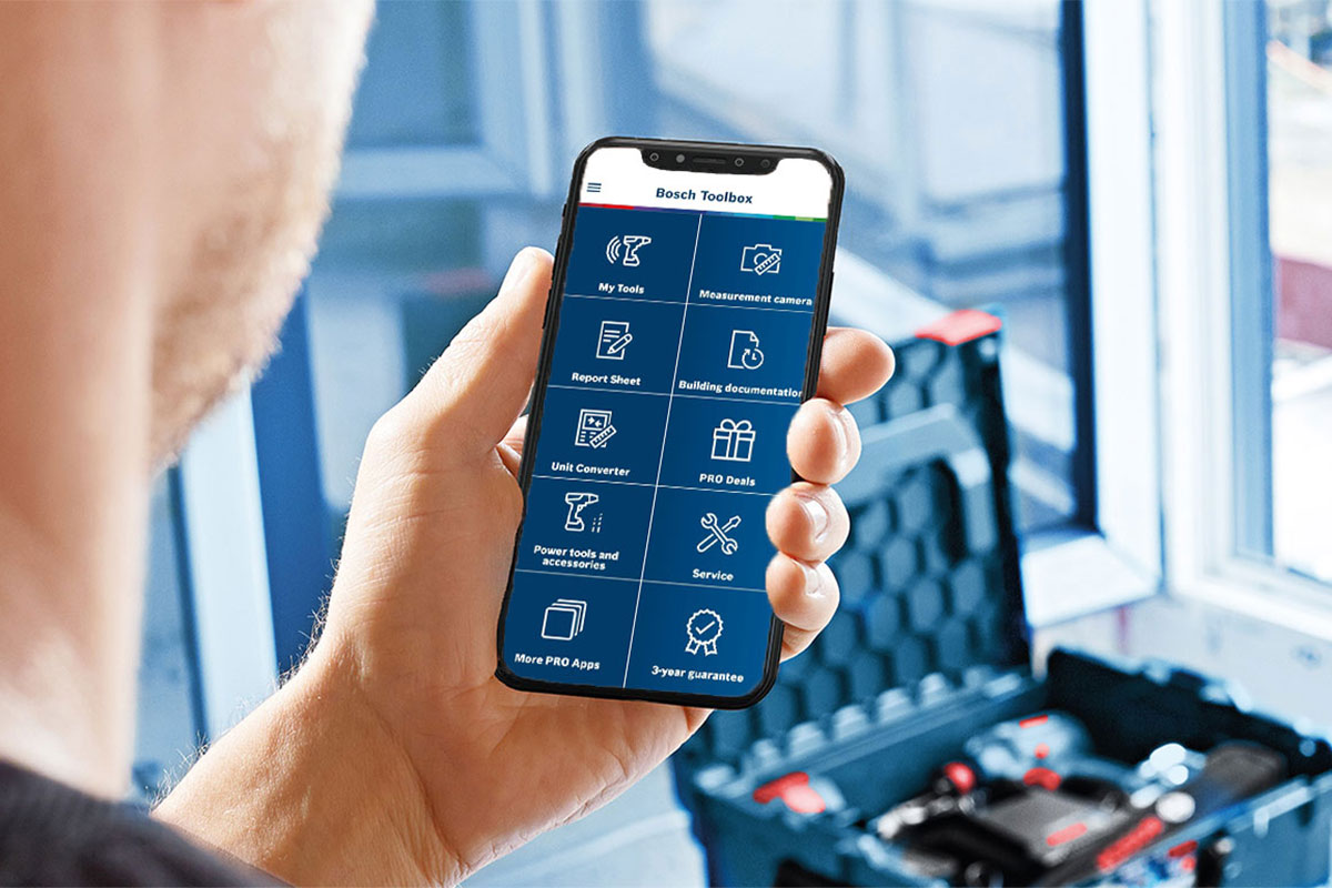 一隻手拿著帶有博世工具箱應用程式的智慧型手機。