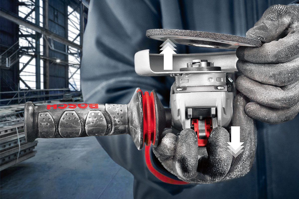 兩隻手在工作坊中握著博世專業磨光機。
